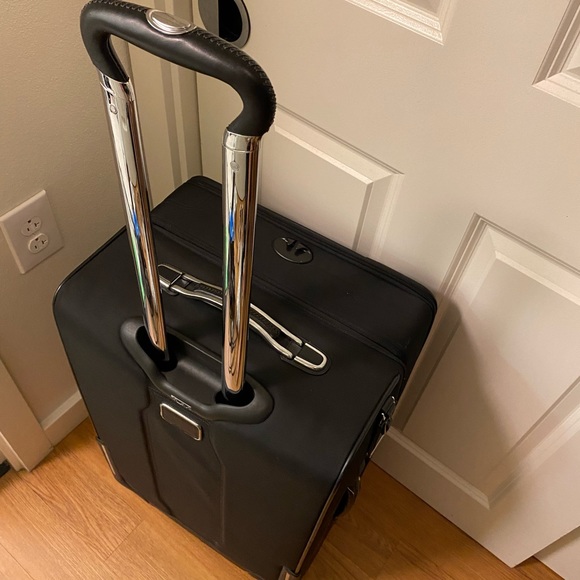 TUMI ALPHA SHORT TRIP DUAL ACCESS SUITCASE - Picture 3 of 15